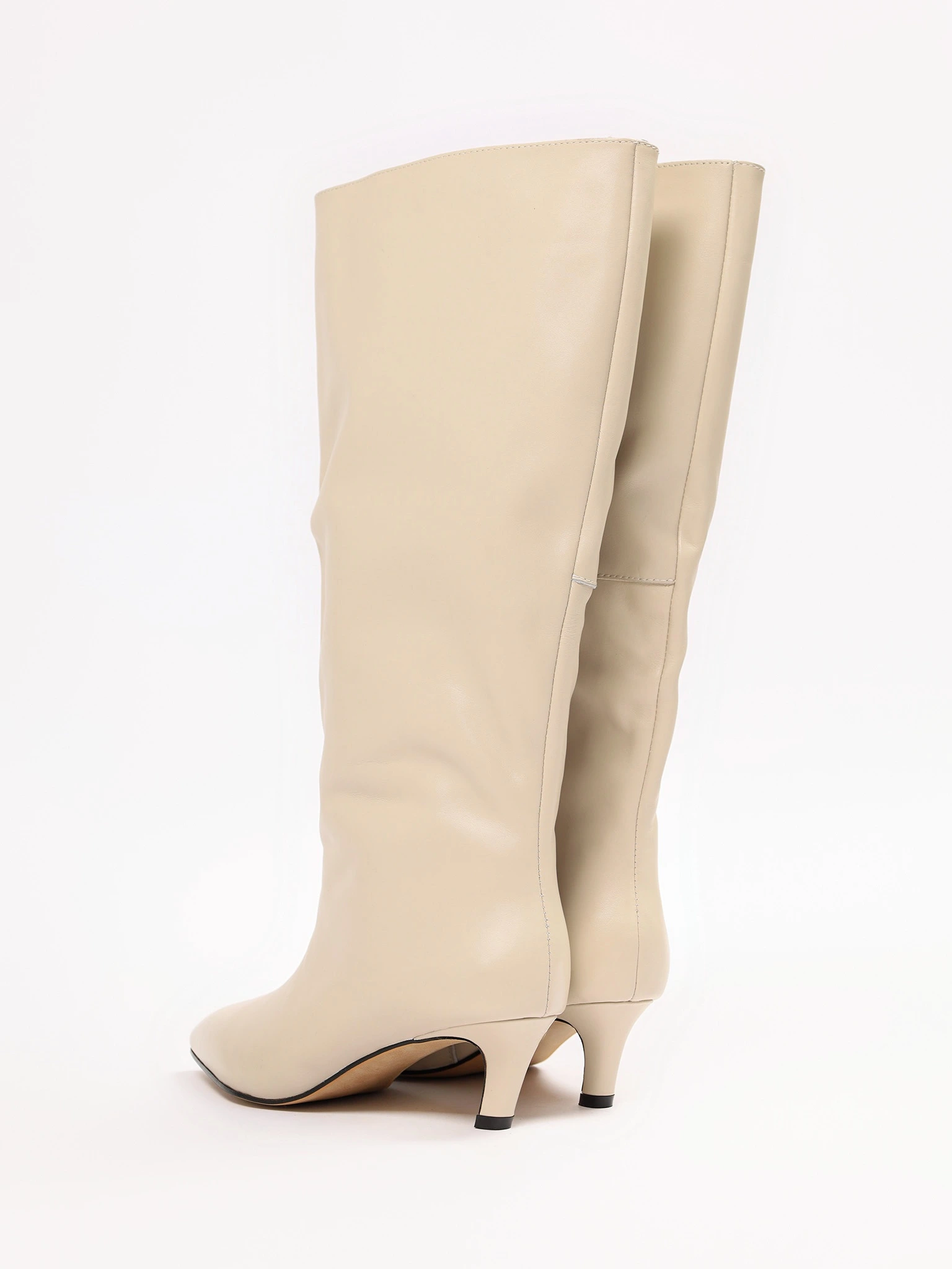 Сапоги молочного цвета на среднем каблуке